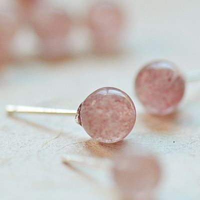 淡粉天然草莓晶耳钉