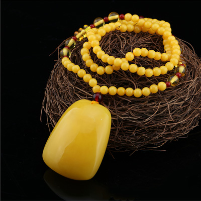 鸡油黄蜜蜡吊坠